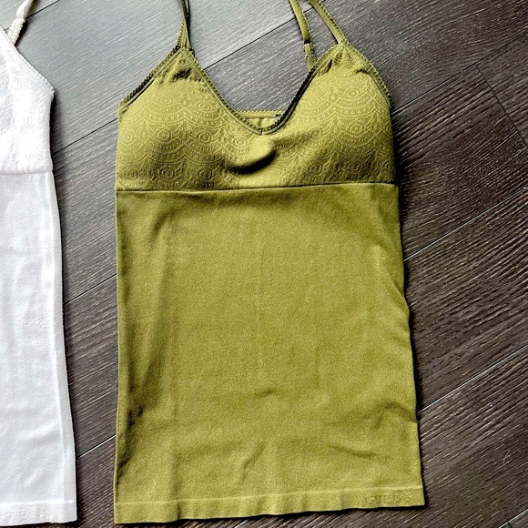 ⭐️3/$50 Lot of 2 XS/S Seamless Guess Tanks Built in Bra - Picture 4 of 14